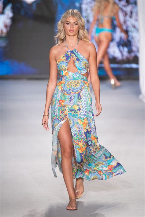 Haley Cavinder Walks the Miami Swim Week Runway Alongside。